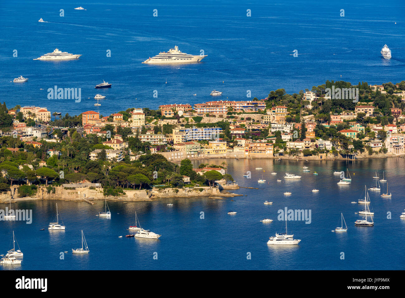 Saint-Jean-Cap-Ferrat e Espalmador Bay con yacht e imbarcazioni turistiche in estate. Costa Azzurra, Francia Foto Stock