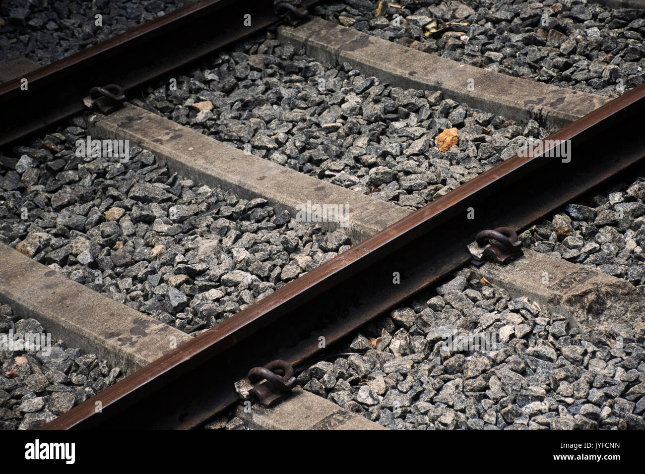 INDIAN BINARIO FERROVIARIO "non lasciare andare troppo presto ma non appendere su troppo lungo' Foto Stock