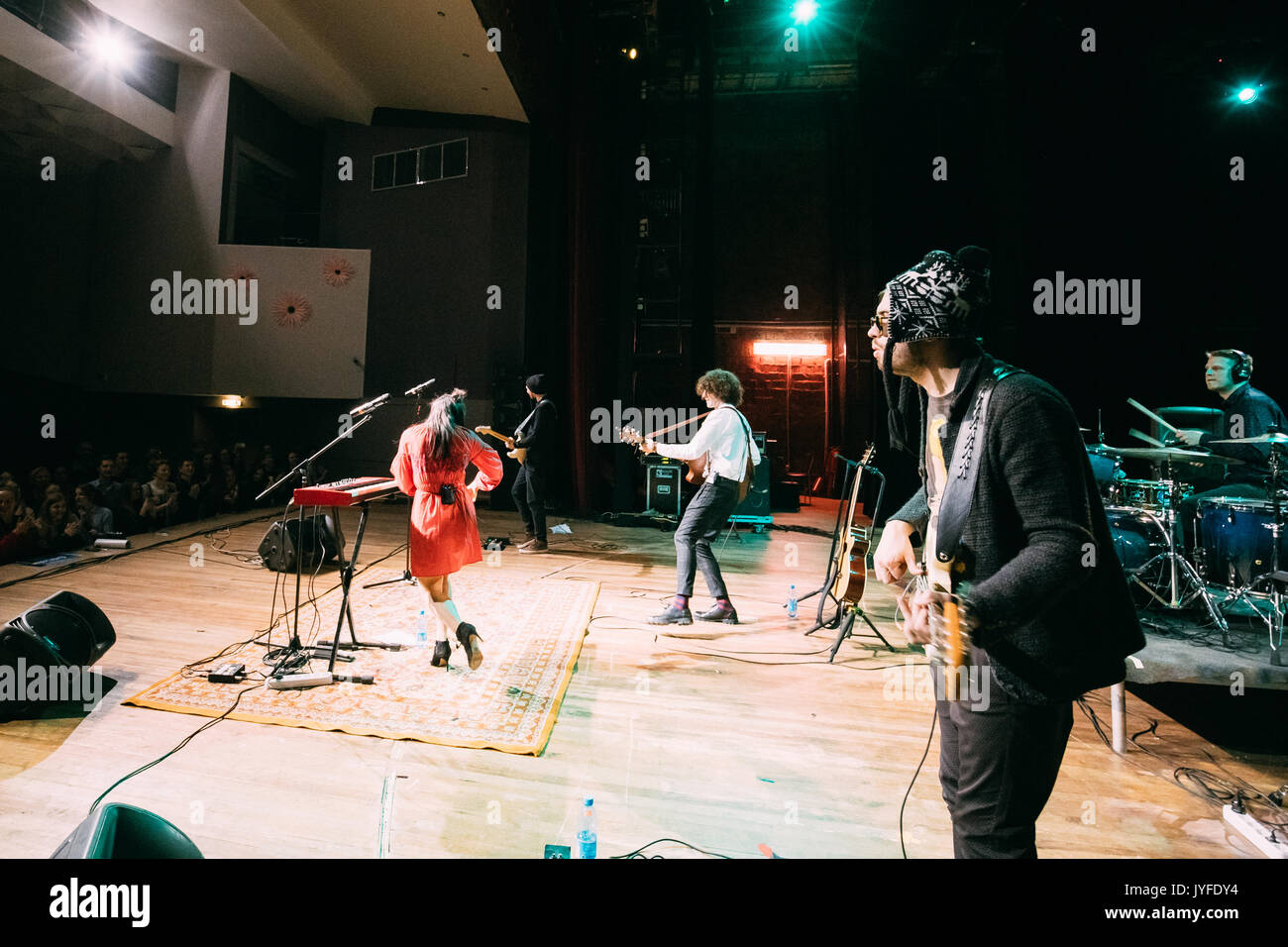 Gomel, Bielorussia - Marzo 17, 2017: Concerto di la bielorussa indie pop duo NAVI (chiamato anche Naviband). NAVI verranno ora rappresentano la Bielorussia in Eurovisio Foto Stock