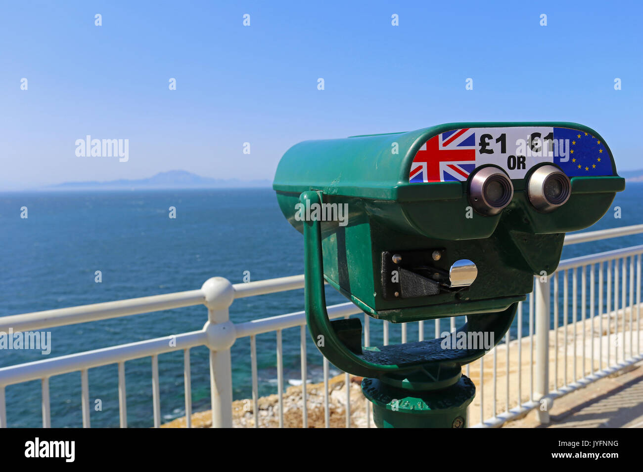 I turisti di binocolo per guardare verso la costa africana da Gibilterra. Foto Stock