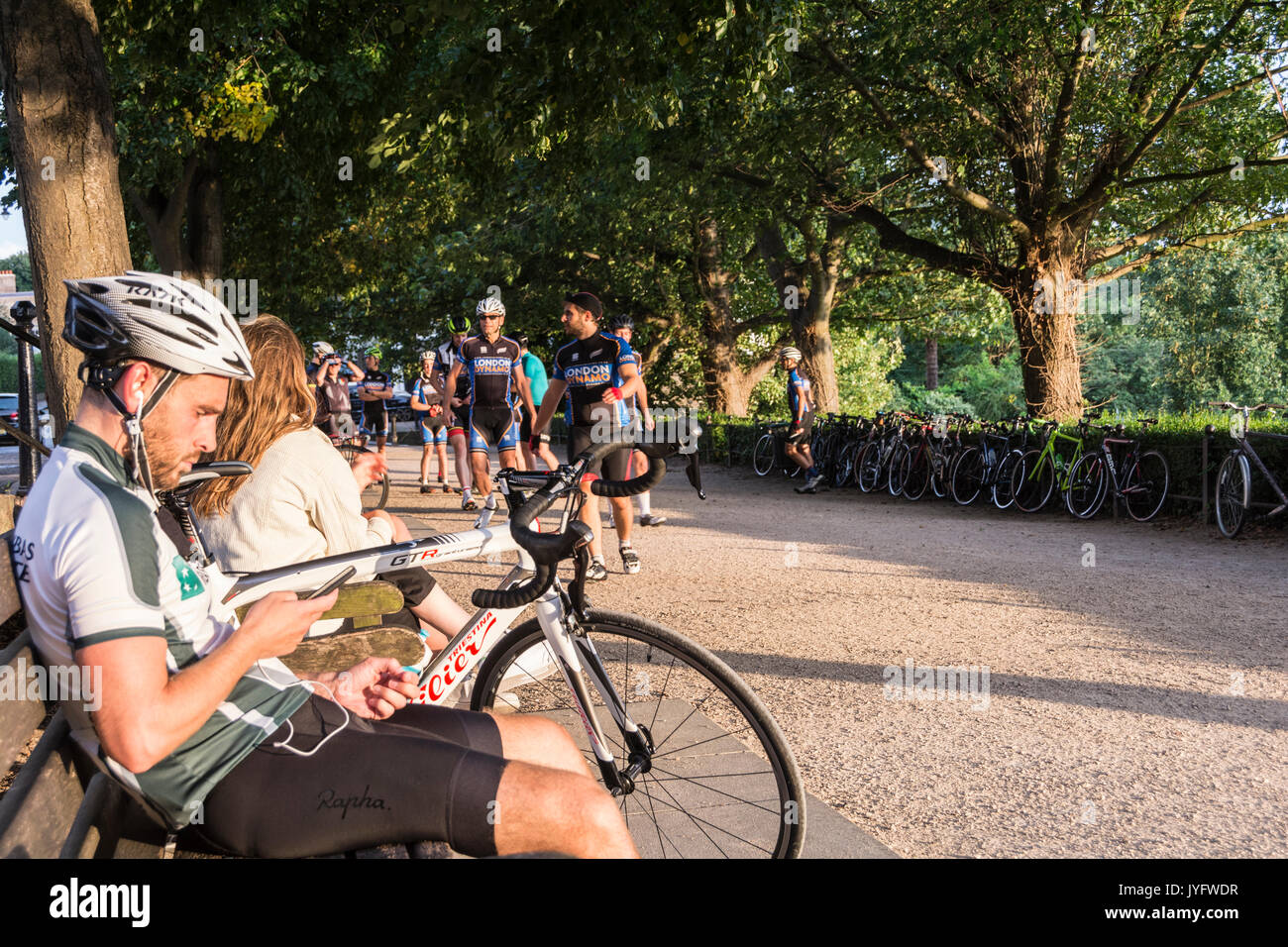 I ciclisti della London Dynamo si riuniscono sulla cima di Richmond Hill alla fine di uno dei loro tour intorno al Richmond Park Foto Stock