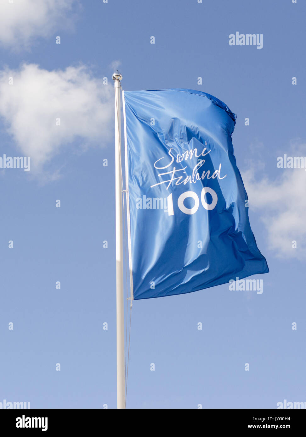 Naantali, Finlandia - 3 agosto 2017. Gli indicatori per la celebrazione di Finlands primi cento anni in onda il vento su una soleggiata giornata d'estate nel ci Foto Stock