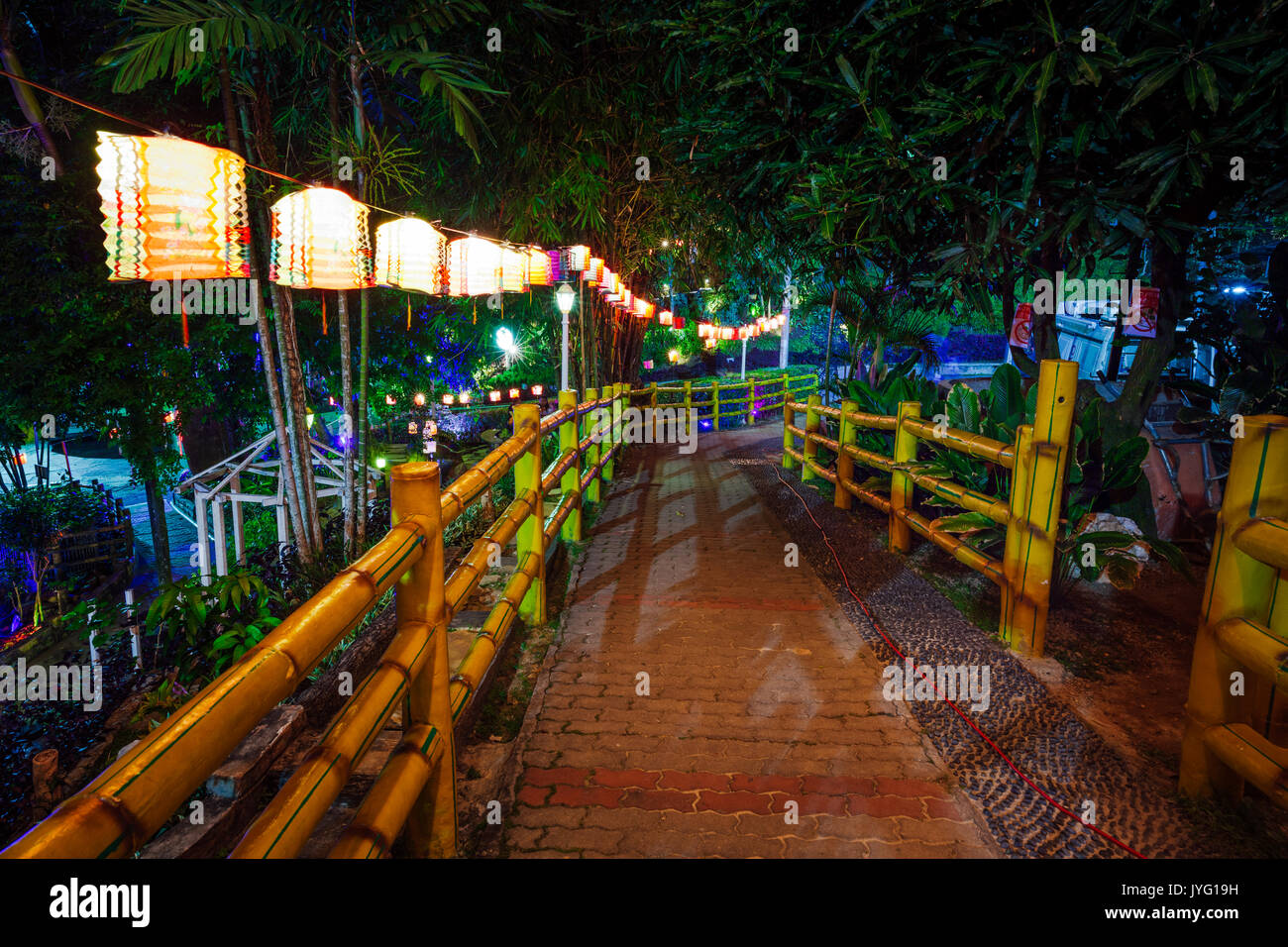 Il parco di notte decorato con lanterne di carta su Mid-Autumn Festival a Thean Hou tempio, Kuala Lumpur, Malesia. Foto Stock