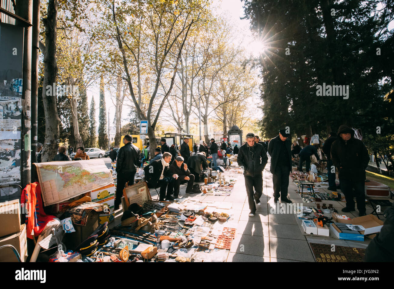 Tbilisi, Georgia - 29 Ottobre 2016: Negozio mercatino di antiquariato vecchio Retro Vintage cose sul ponte a secco. Swap Meet a Tbilisi. Foto Stock