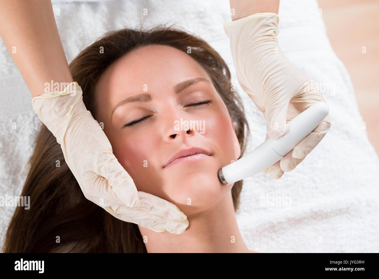 Giovane donna riceve la microdermoabrasione terapia in Clinica di Bellezza Foto Stock