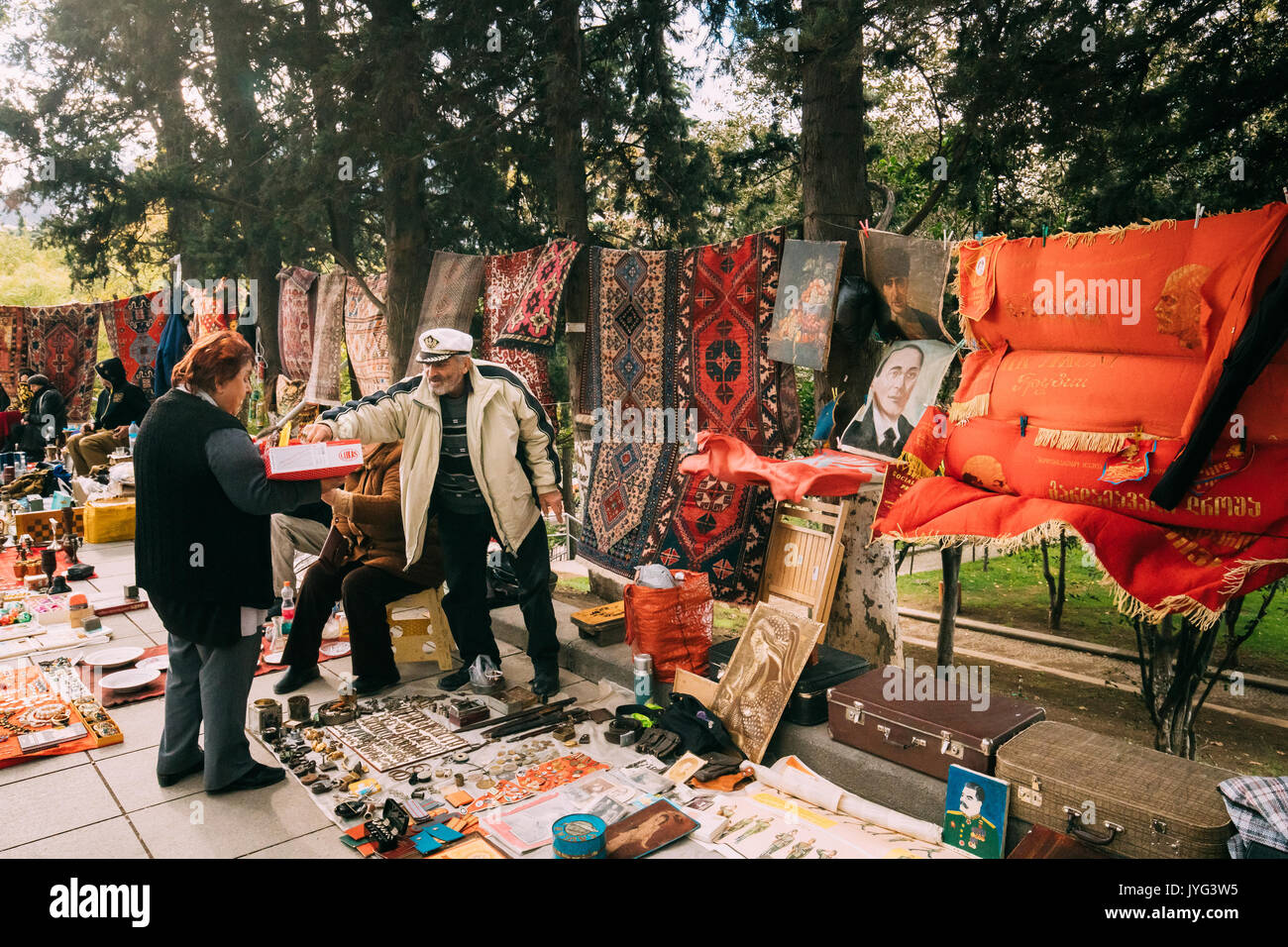 Tbilisi, Georgia - 29 Ottobre 2016: Negozio mercatino di antiquariato vecchio Retro Vintage cose sul ponte a secco. Swap Meet a Tbilisi. Foto Stock
