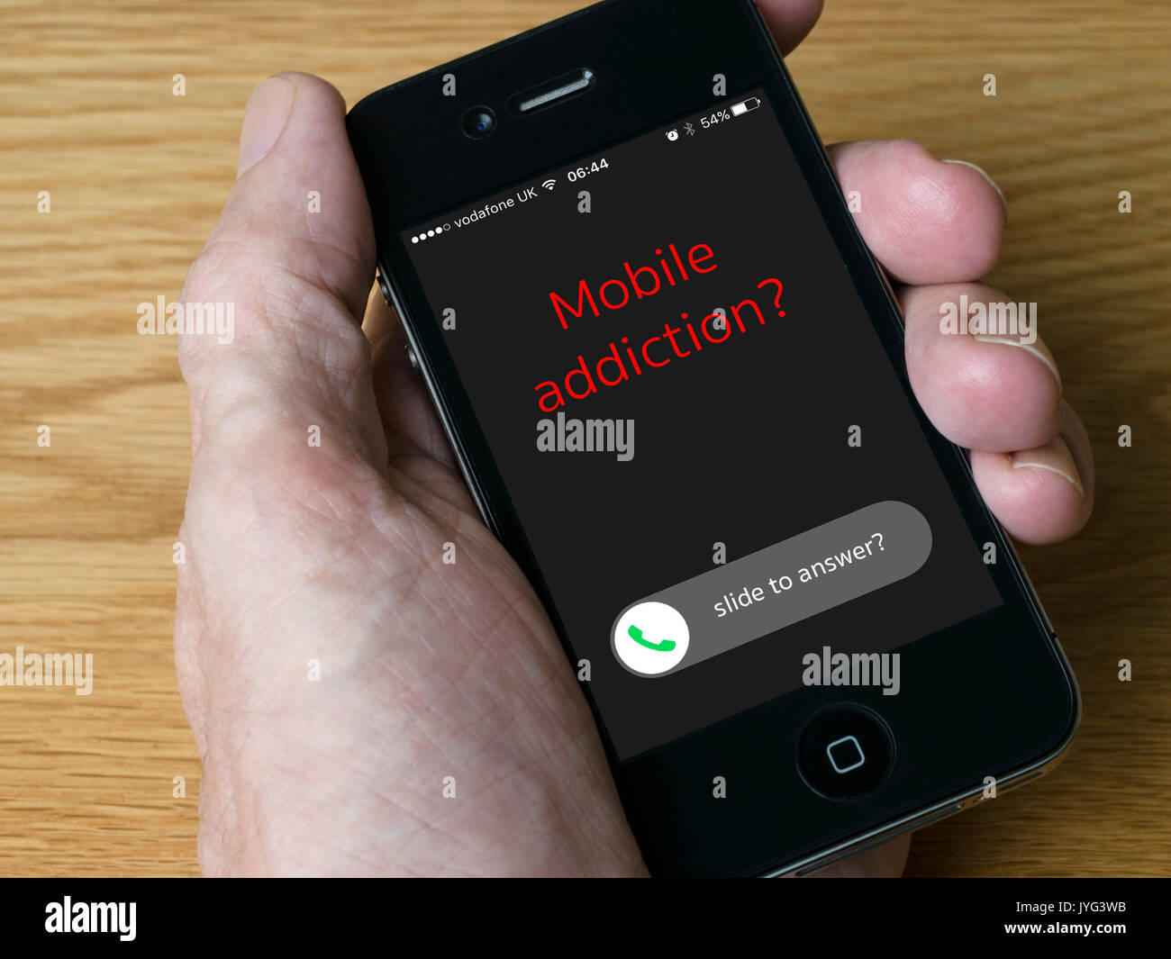 Palmare cellulare iPhone mostra messaggio 'Mobile tossicodipendenze?' concetto di immagine. Foto Stock