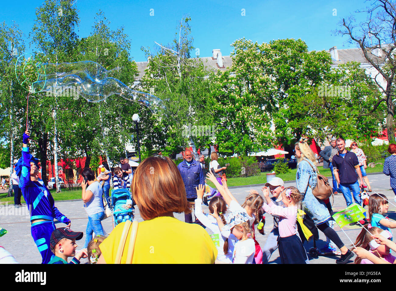 Felici i bambini sono felici di bolle. Famiglia hanno un periodo di riposo nella città di Chernihiv in primavera Foto Stock
