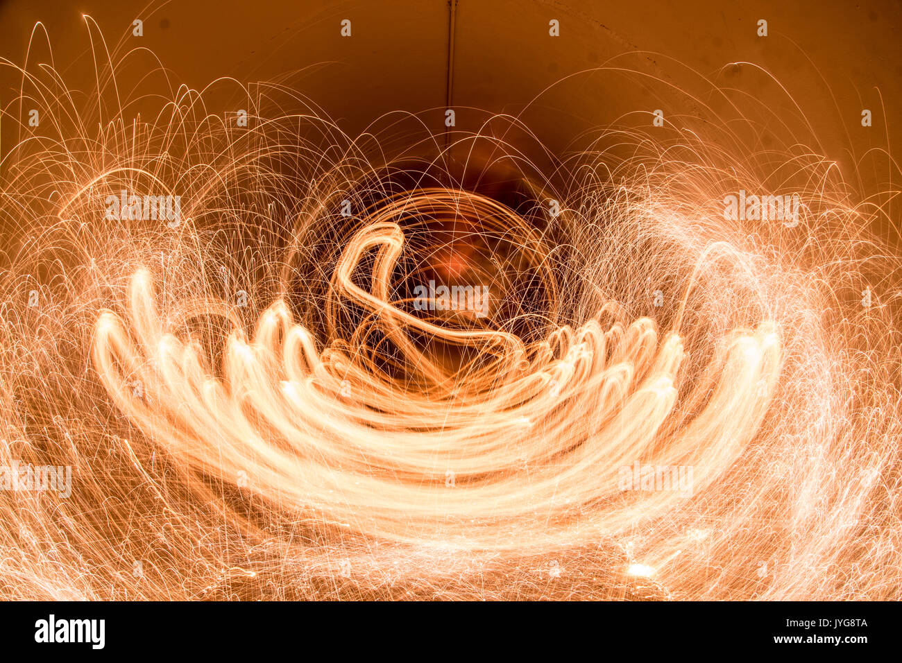 Una lunga esposizione con lana di acciaio fotografia catturati durante la notte in un tunnel. Foto Stock