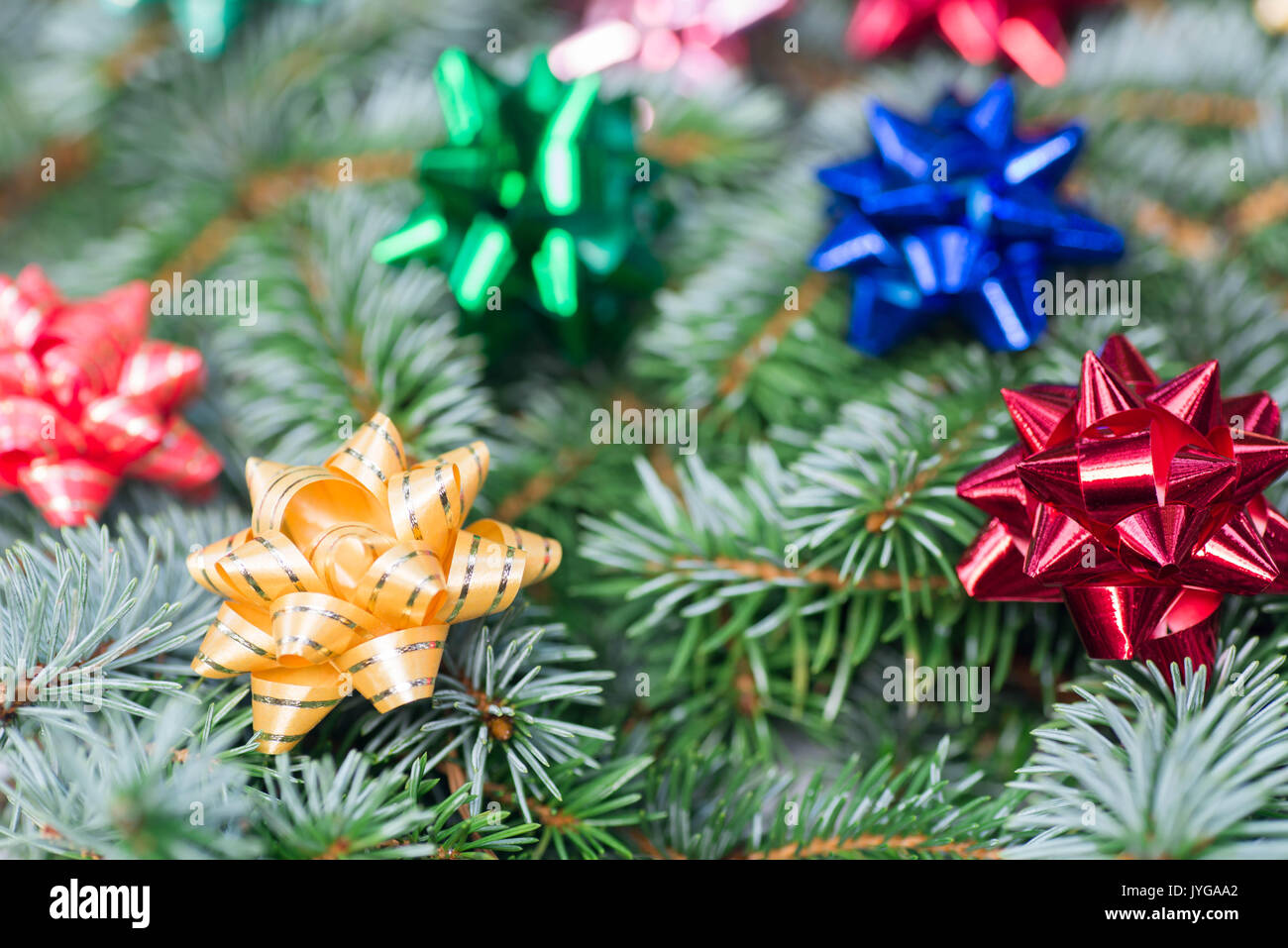 Primo piano per decorazione di Natale su abete rosso ramoscello Foto Stock
