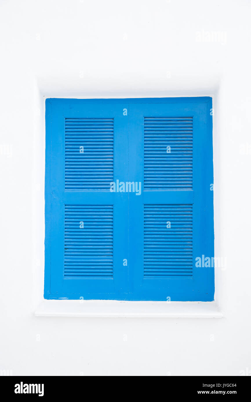 Chiuso blu windows sul muro bianco Foto Stock