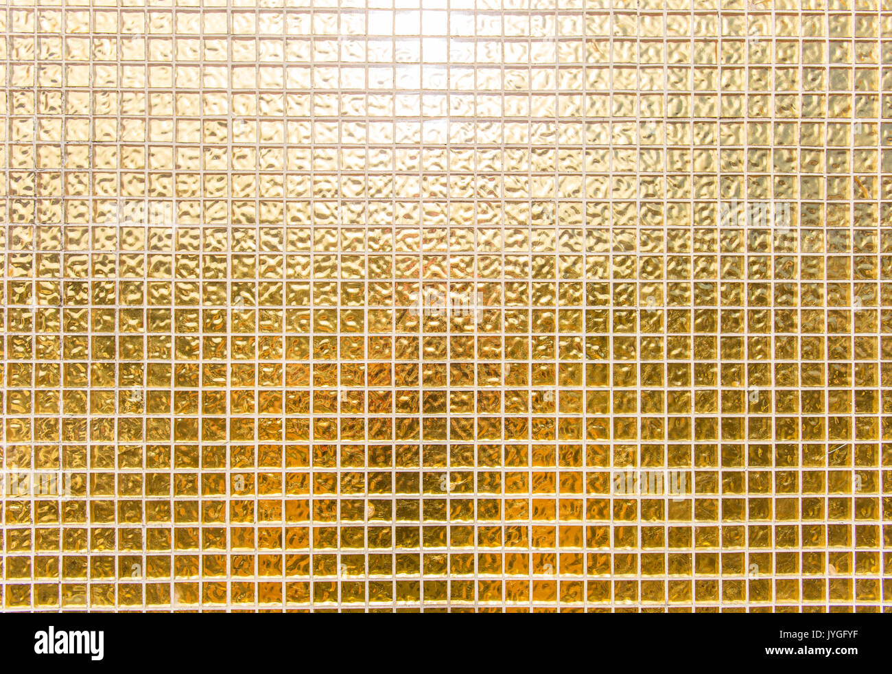 Shiny golden wall Sfondo piastrelle o mosaico in oro sullo sfondo Foto Stock