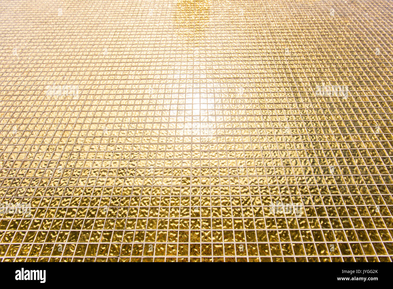 Shiny golden wall Sfondo piastrelle o mosaico in oro sullo sfondo Foto Stock