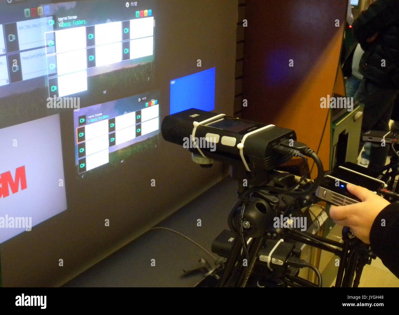Il proiettore tascabile 3M è un proiettore compatto e portatile progettato per presentazioni in movimento. Le sue dimensioni ridotte e la proiezione di alta qualità lo rendono ideale per l'uso personale o aziendale, come si vede in questo display di B&H Photo. Foto Stock