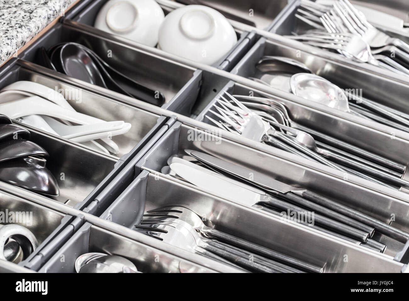 Shiny set di posate nel cassetto Foto Stock