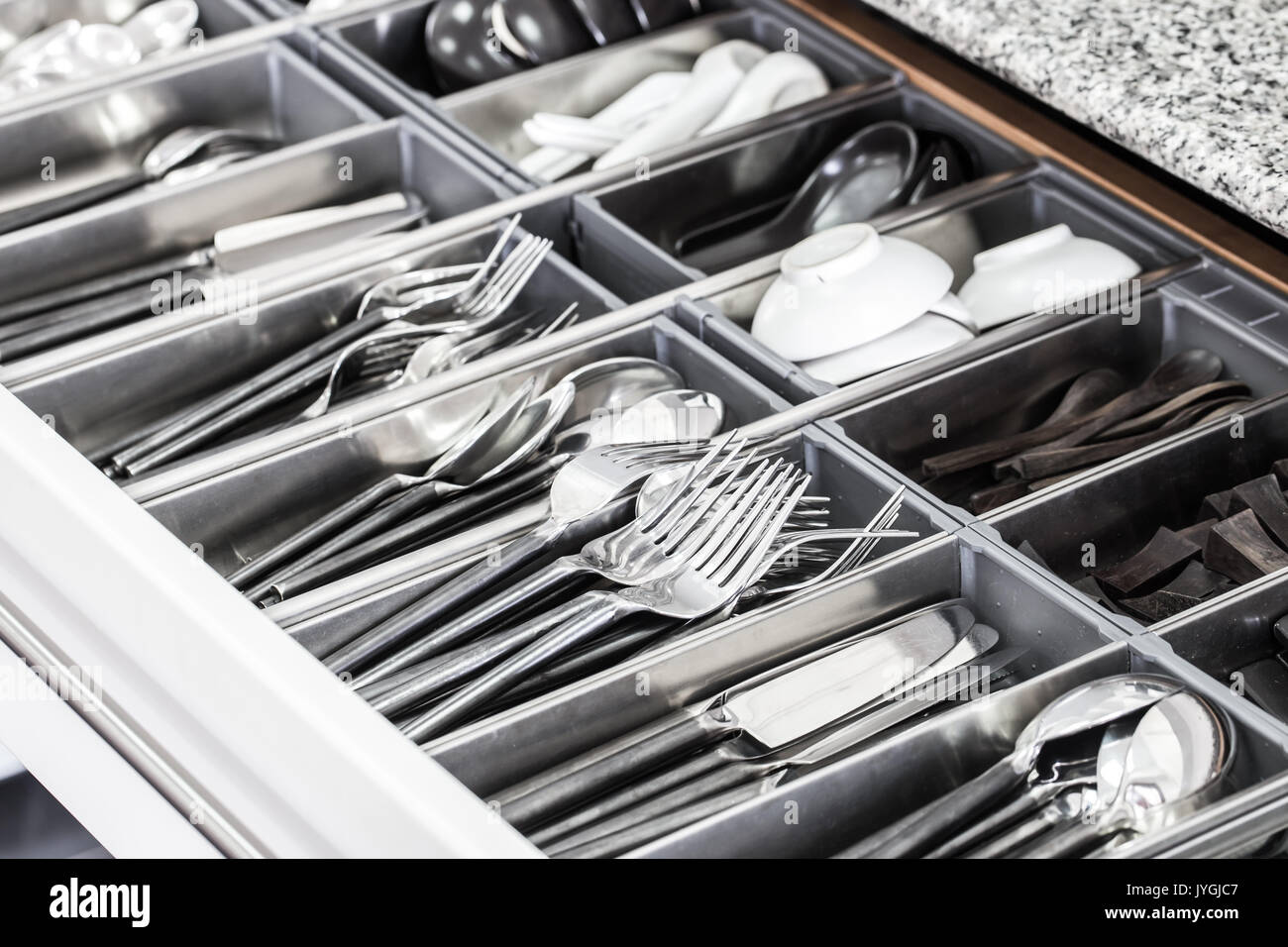Shiny set di posate nel cassetto Foto Stock