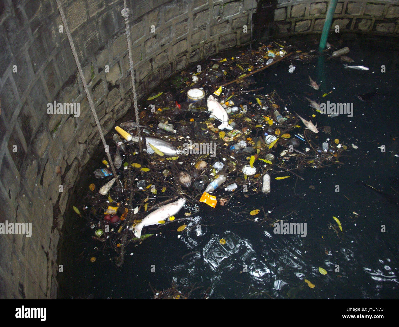 Un 'acqua bene' vicino Parco Shivaji di Mumbai.(Venerdì 5 10 2012) Foto Stock