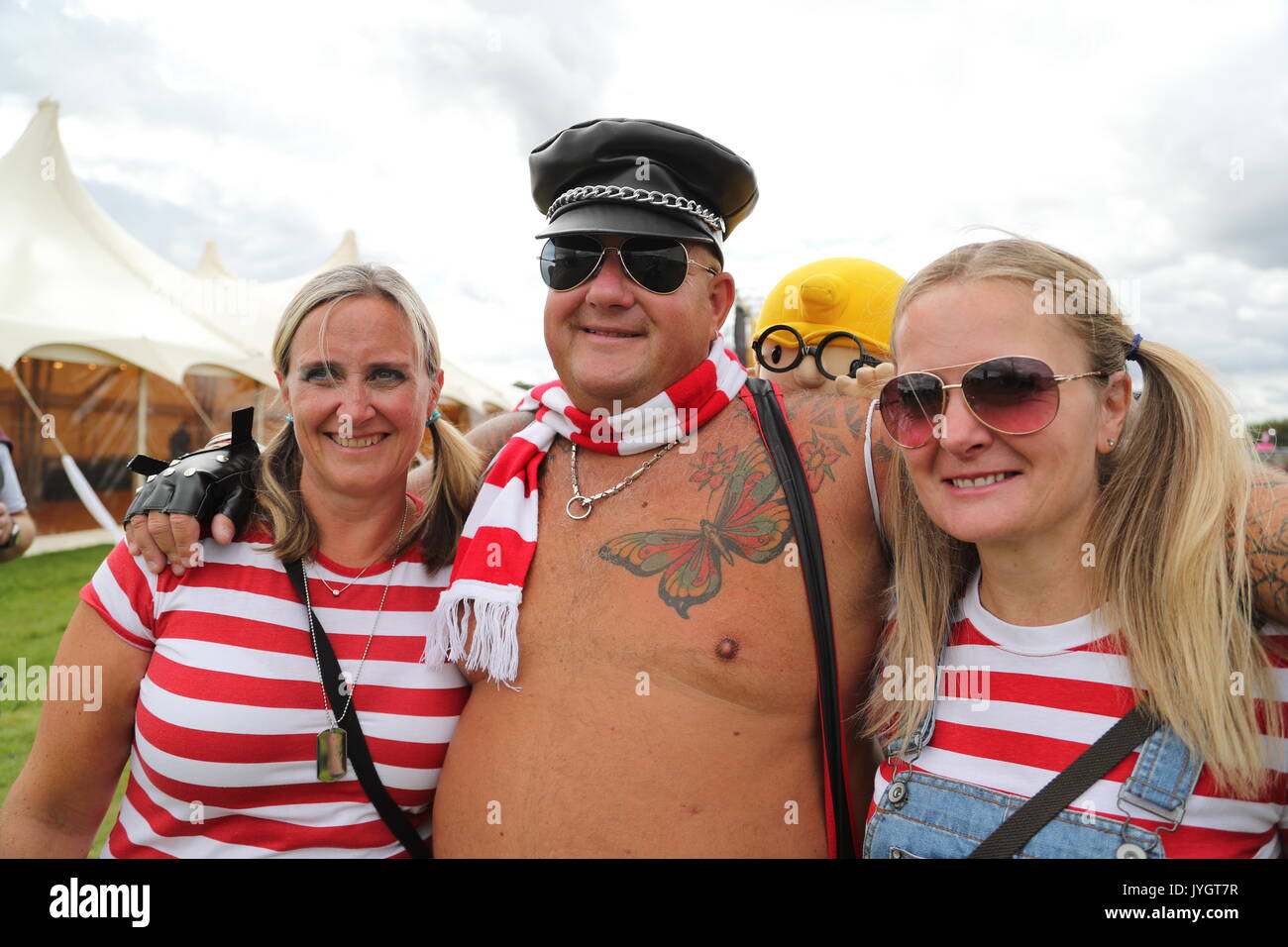 Henley-on-Thames, Oxfordshire, Regno Unito. 19 Agosto, 2017. Migliaia di festaioli divertirsi aspettando con impazienza la musica dal vivo degli anni ottanta a questa edizione del Festival di riavvolgimento Sud 2017 sul suo primo giorno di credito: Uwe Deffner/Alamy Live News Foto Stock