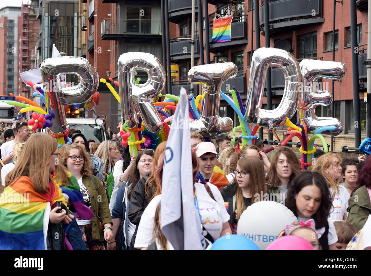 Glasgow, Scotland, Regno Unito. 19 Agosto, 2017. Orgoglio Glasgow in Scozia il più grande orgoglio LGBT celebrazione 2017. Foto di persone al Pride Parade attraverso il centro della città di Glasgow, allietati da alcuni membri del pubblico. Orgoglio Glasgow in Scozia il più grande orgoglio LGBT Celebrazione Foto Stock