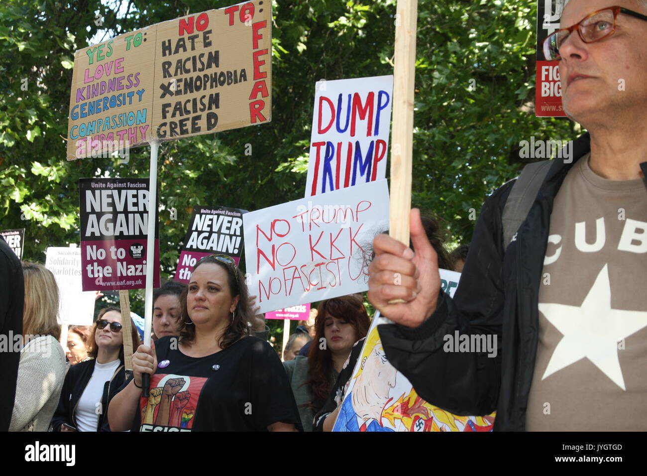Londra, UK, 19 agosto 2017. Una protesta contro la Donald Trump's recenti dichiarazioni contro Krea e circa gli eventi di charlottesville avviene al di fuori dell'ambasciata americana a Londra. Roland Ravenhill/Alamy Live News. Foto Stock