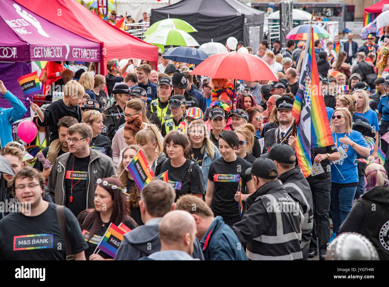 Chester. Regno Unito. 19 agosto 2017. Scene dal Chester Pride Parade oggi al centro di Chester. Centinaia girato fuori sotto la pioggia a prendere parte alla celebrazione LGBT con molti vestiti in costumi colorati. La manifestazione è supportata da aziende locali. Credito: John Davidson foto/Alamy Live News Foto Stock