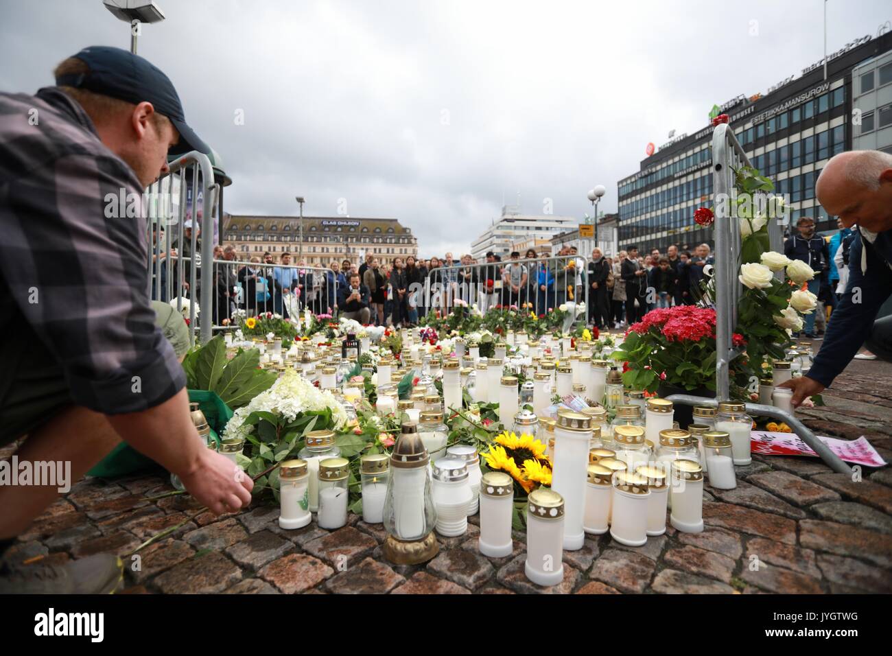 Turku, Finlandia. 19 Ago, 2017. Persone posizionare candele e fiori per commemorare le vittime del venerdì di stabbings lo a Turku Piazza del Mercato, Finlandia del 19 agosto, 2017. Un altro quattro marocchini sono stati arrestati e un mandato è stato emesso per un quinto dopo un giovane uomo pugnalato persone presso le piazze nel sud-ovest della città finlandese di Turku, la polizia ha detto che il sabato. (Xinhua/Zhang Xuan) (zjl) Credito: Xinhua/Alamy Live News Foto Stock