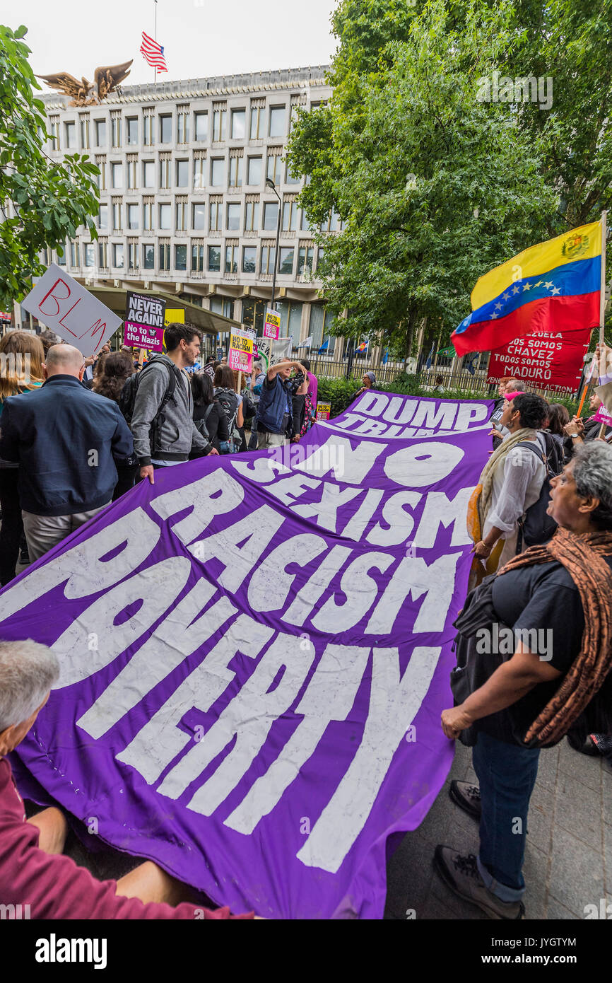 Londra, Regno Unito. 19 Agosto, 2017. Una lotta contro il razzismo e anti Trump protestare fuori dall'ambasciata degli Stati Uniti in Grosvenor Square. Organizzato da CND e fermare la guerra. Credito: Guy Bell/Alamy Live News Foto Stock