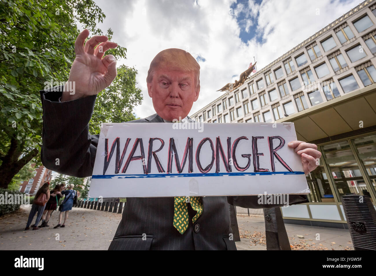 Londra, Regno Unito. 19 Ago, 2017. Protesta Anti-Trump 'stand fino al Trump - No al razzismo, No alla guerra" al di fuori degli STATI UNITI Embassy Credito: Guy Corbishley/Alamy Live News Foto Stock