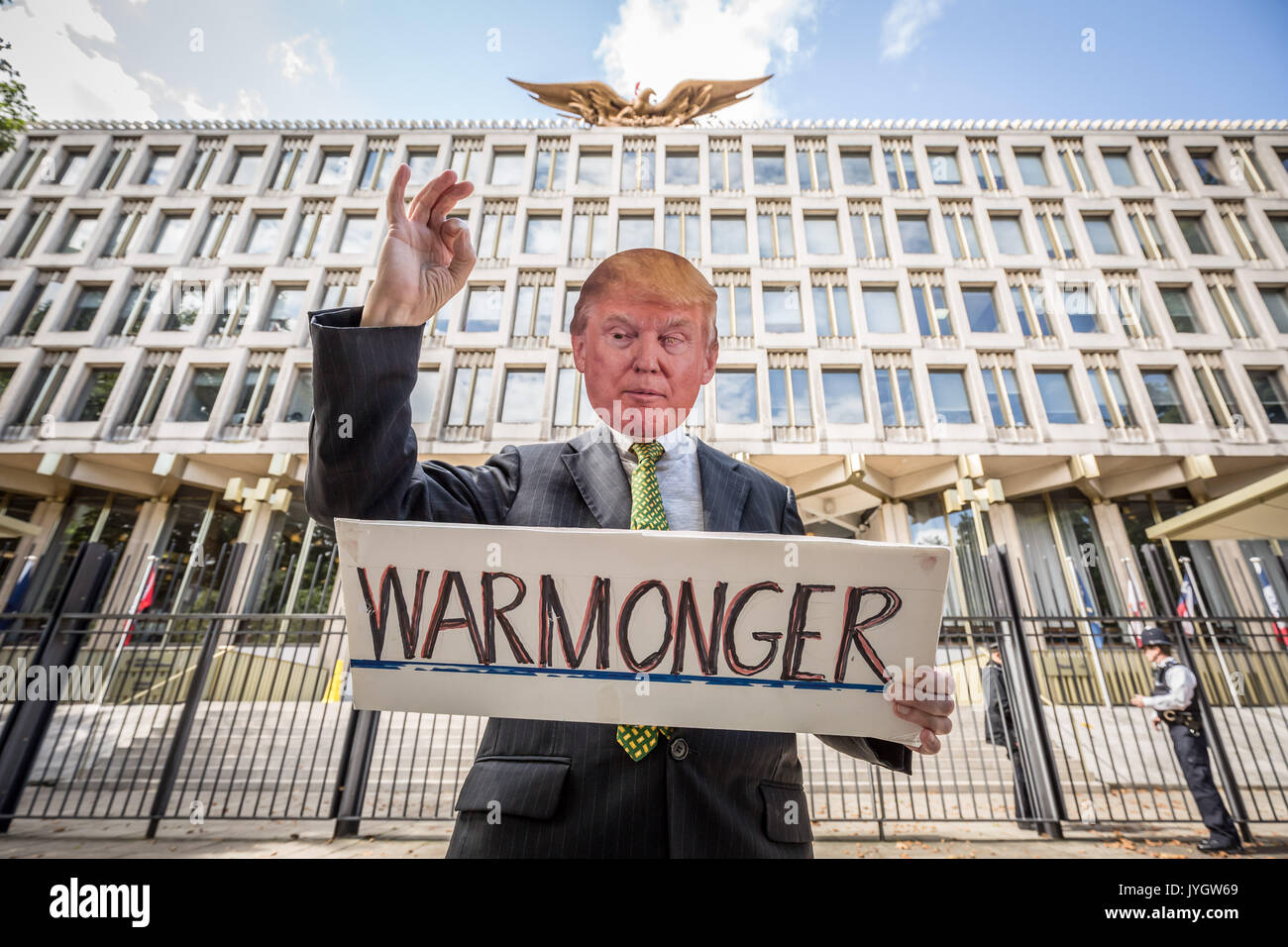 Londra, Regno Unito. 19 Ago, 2017. Protesta Anti-Trump 'stand fino al Trump - No al razzismo, No alla guerra" al di fuori degli STATI UNITI Embassy Credito: Guy Corbishley/Alamy Live News Foto Stock