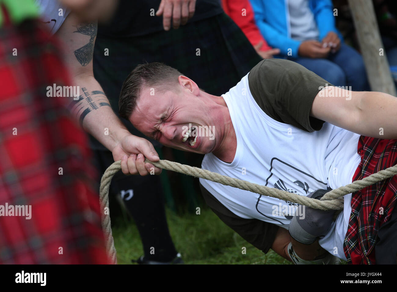 Horgenzell, Germania. 19 Ago, 2017. Un partecipante della tomaia Highlandgames sveva tira un trattore con una corda attraverso un prato nella disciplina "Bulldog-Schleppa' in Horgenzell, Germania, 19 agosto 2017. 15 clan competere gli uni contro gli altri in varie discipline al Highlandgames. Foto: Karl-Josef Hildenbrand/dpa/Alamy Live News Foto Stock