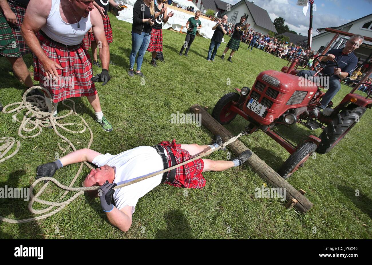 Horgenzell, Germania. 19 Ago, 2017. Un partecipante della tomaia Highlandgames sveva tira un trattore con una corda attraverso un prato nella disciplina "Bulldog-Schleppa' in Horgenzell, Germania, 19 agosto 2017. 15 clan competere gli uni contro gli altri in varie discipline al Highlandgames. Foto: Karl-Josef Hildenbrand/dpa/Alamy Live News Foto Stock