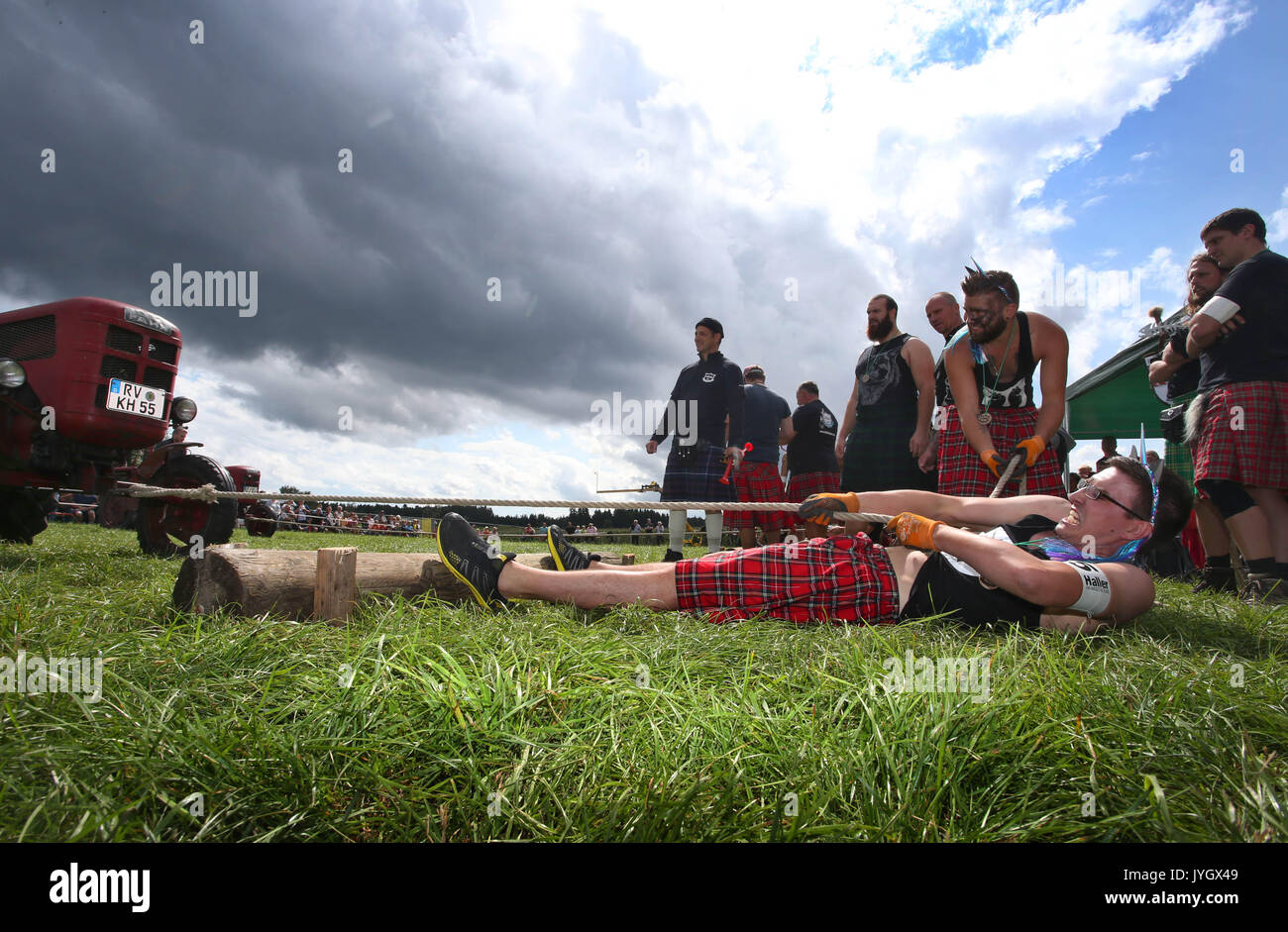 Horgenzell, Germania. 19 Ago, 2017. Un partecipante della tomaia Highlandgames sveva tira un trattore con una corda attraverso un prato nella disciplina "Bulldog-Schleppa' in Horgenzell, Germania, 19 agosto 2017. 15 clan competere gli uni contro gli altri in varie discipline al Highlandgames. Foto: Karl-Josef Hildenbrand/dpa/Alamy Live News Foto Stock
