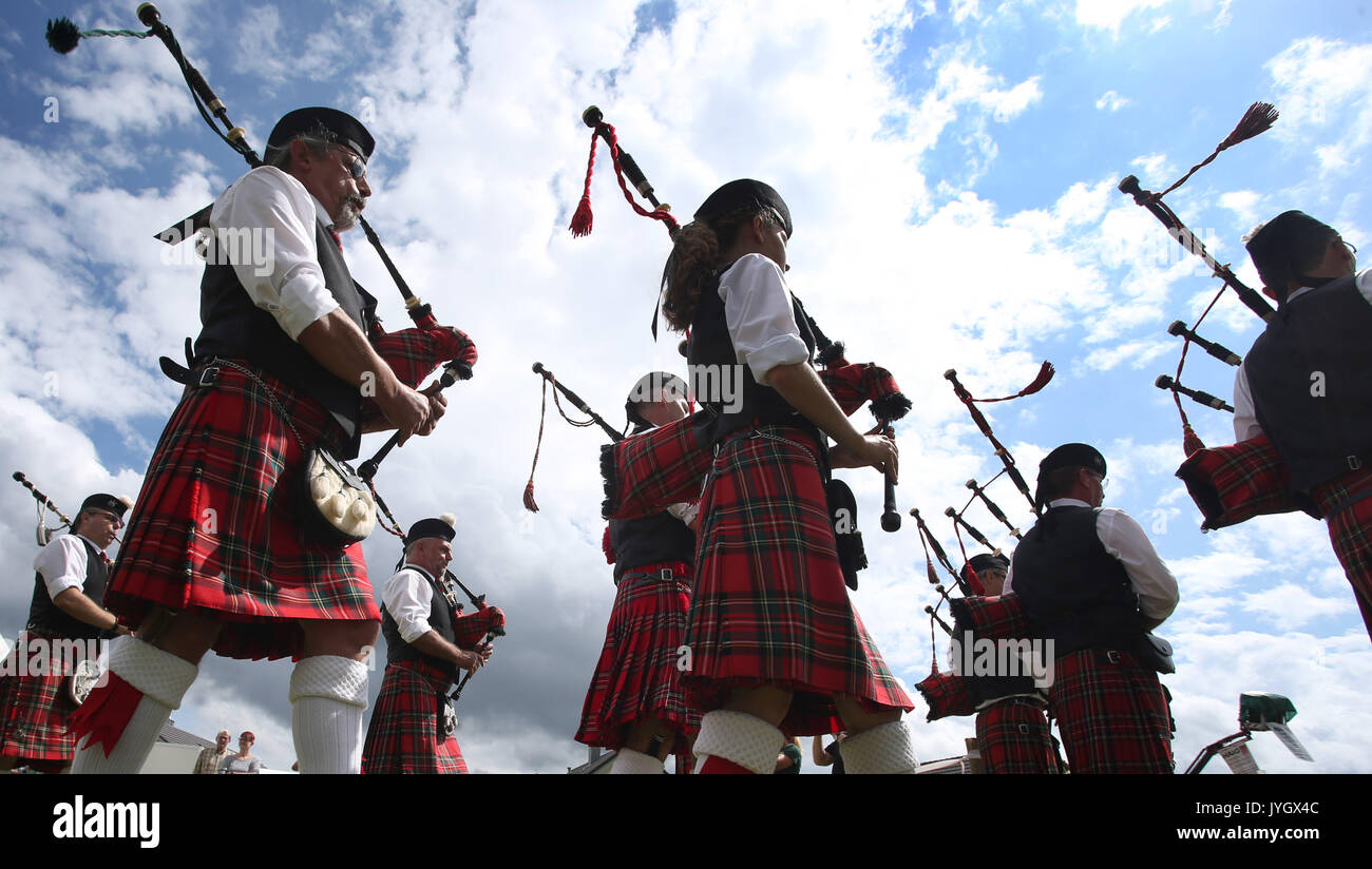 Horgenzell, Germania. 19 Ago, 2017. Cornamuse giocatori arrivano all'arena di concorrenza prima dell' inizio della tomaia Highlandgames Sveva in Horgenzell, Germania, 19 agosto 2017. 15 clan competere gli uni contro gli altri in varie discipline al Highlandgames. Foto: Karl-Josef Hildenbrand/dpa/Alamy Live News Foto Stock