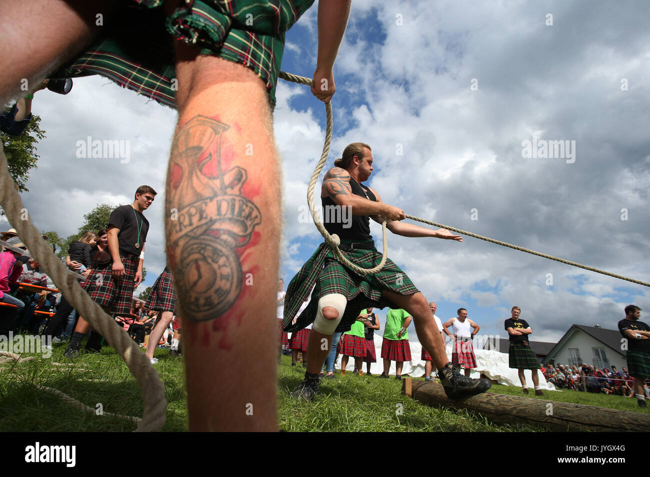 Horgenzell, Germania. 19 Ago, 2017. Un partecipante della tomaia Highlandgames sveva tira un trattore con una corda attraverso un prato nella disciplina "Bulldog-Schleppa' in Horgenzell, Germania, 19 agosto 2017. 15 clan competere gli uni contro gli altri in varie discipline al Highlandgames. Foto: Karl-Josef Hildenbrand/dpa/Alamy Live News Foto Stock