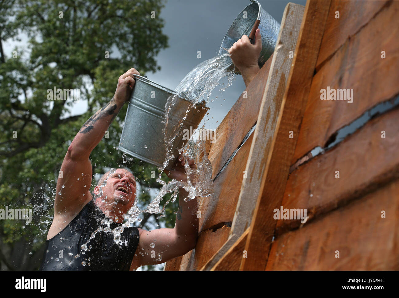 Horgenzell, Germania. 19 Ago, 2017. I partecipanti della tomaia Highlandgames sveva di riempire di acqua in un secchio attraverso una barriera nella disciplina "ost-Schöpfa ' in Horgenzell, Germania, 19 agosto 2017. 15 clan competere gli uni contro gli altri in varie discipline al Highlandgames. Foto: Karl-Josef Hildenbrand/dpa/Alamy Live News Foto Stock