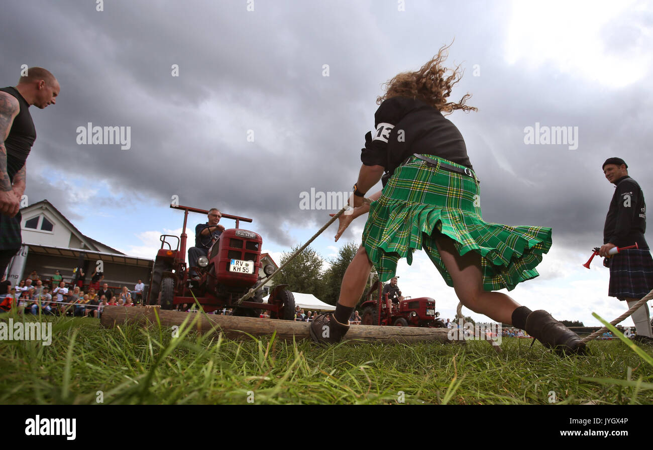Horgenzell, Germania. 19 Ago, 2017. Un partecipante della tomaia Highlandgames sveva tira un trattore con una corda attraverso un prato nella disciplina "Bulldog-Schleppa' in Horgenzell, Germania, 19 agosto 2017. 15 clan competere gli uni contro gli altri in varie discipline al Highlandgames. Foto: Karl-Josef Hildenbrand/dpa/Alamy Live News Foto Stock