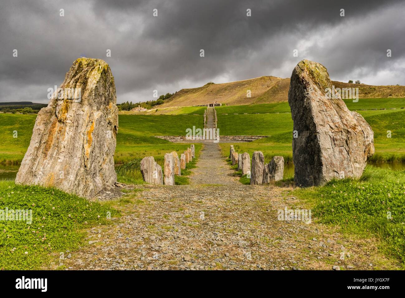 In Dumfries & Galloway, UK. 19 Agosto, 2017. Condizioni atmosferiche variabili oltre il multiverso Crawick Artland Sanquhar vicino a Dumfries & Galloway. Questo world-class di arte del paesaggio collegamenti design i temi dello spazio, cosmologia e astronomia ed è progettato da tutto il mondo-famoso artista dei paesaggi Charles Jencks. Credito: ricca di Dyson/Alamy Live News Foto Stock