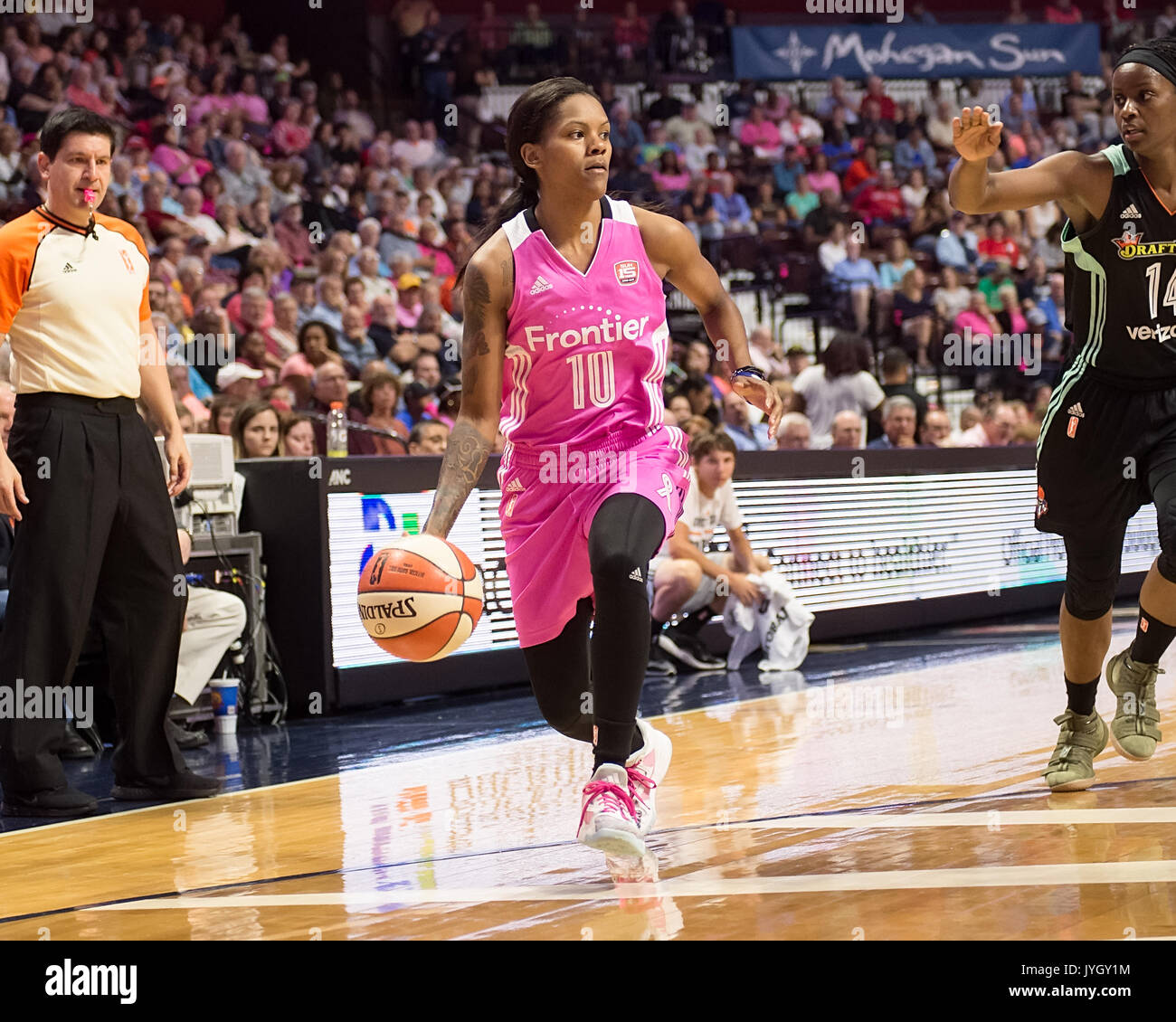 Uncasville, Connecticut, Stati Uniti d'America. 18 Agosto, 2017. Connecticut Sun guard Courtney Williams (10) durante la WNBA pallacanestro tra le New York Liberty e il Connecticut Sun a Mohegan Sun Arena. New York sconfitto Connecticut 82-70. Chris Poss Alamy/Live News Foto Stock