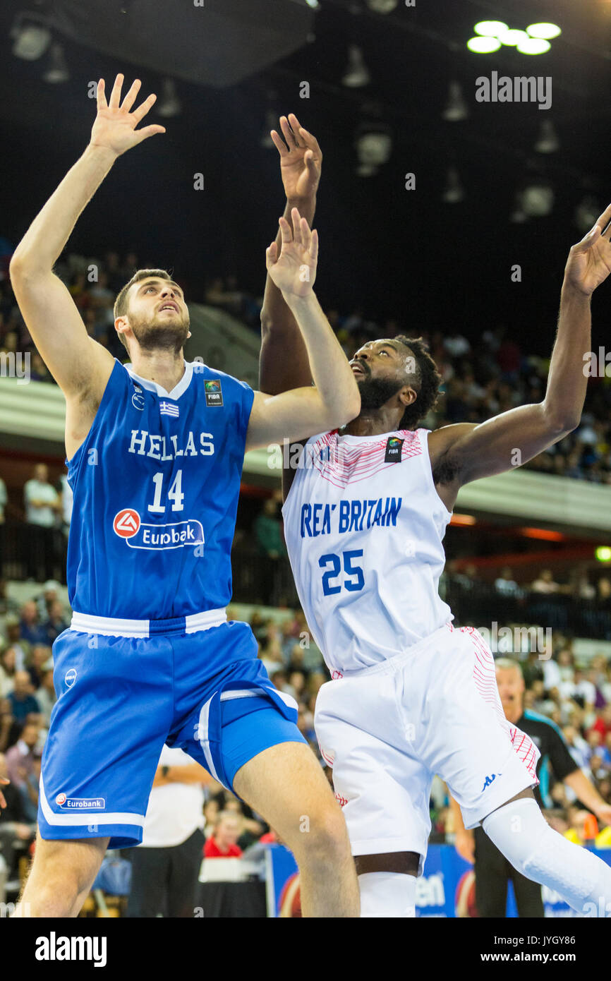 Casella di rame Arena, Londra, UK, 19 agosto 2017. Dato Olaseni, GB (25) e George Papayiannis, Grecia (14) eseguire le tensioni alta nel Team GB Gli uomini gioco v. In Grecia la Queen Elizabeth Olympic Park, casella di rame Arena, in questo profilo di alta preparazione gioco.Il gioco è della Gran Bretagna solo casa di gioco in scena nel Regno Unito prima di competere a FIBA EuroBasket 2017. Il GB di uomini sono allenata da Joe Prunty.Grecia vincere 88-84. Foto Stock