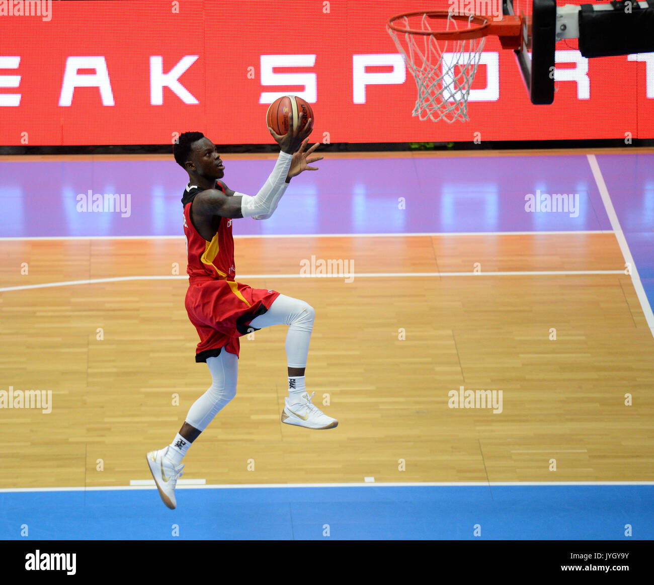 La Germania Denis punteggi Schroeder un layup durante la Supercoppa di basket gioco tra la Germania e la Polonia al edel-optics.de arena di Amburgo, Germania, 19 agosto 2017. Foto: Daniel Reinhardt/dpa Foto Stock