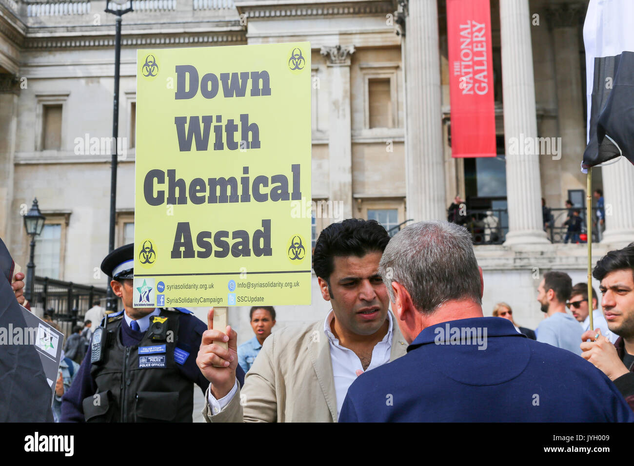 Londra, Regno Unito. 19 Ago, 2017. Una piccola dimostrazione organizzata dalla Siria Campagna di solidarietà in Trafalgar Square in occasione del quarto anniversario di un attacco chimico da parte del regime di Assad nella città di Zamalka e Ein Tarma in Oriente Ghouta e Moadamiya in West Ghouta nella periferia di Damasco, Siria. Quasi 1500 persone sono morte negli attacchi. Penelope Barritt/Alamy Live news Foto Stock