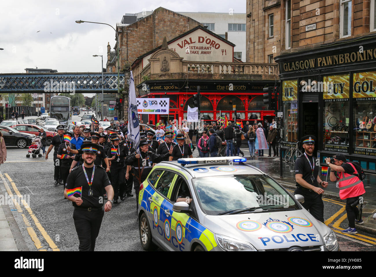 Migliaia di strade in Gay Pride Parade attraverso il cuore del centro di Glasgow. Centinaia di imprese e gruppi sociali mostrano il loro sostegno per i diritti LGBT in occasione dell'evento. Foto Stock