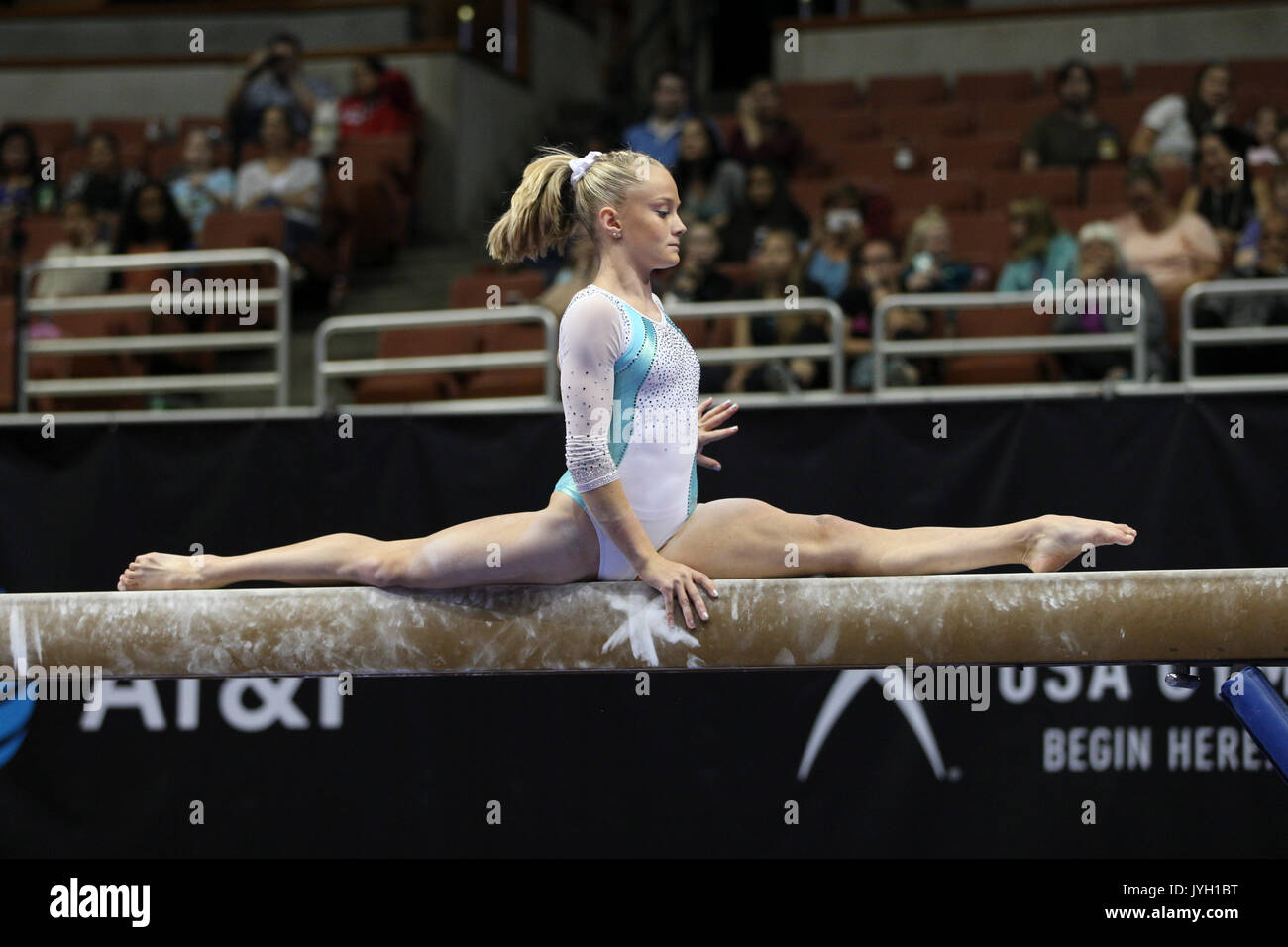 Agosto 18, 2017: Riley ginnasta McCusker compete sul primo giorno del senior donna della concorrenza al 2017 P&G Campionati di Anaheim, CA. Melissa J. Perenson/CSM Foto Stock