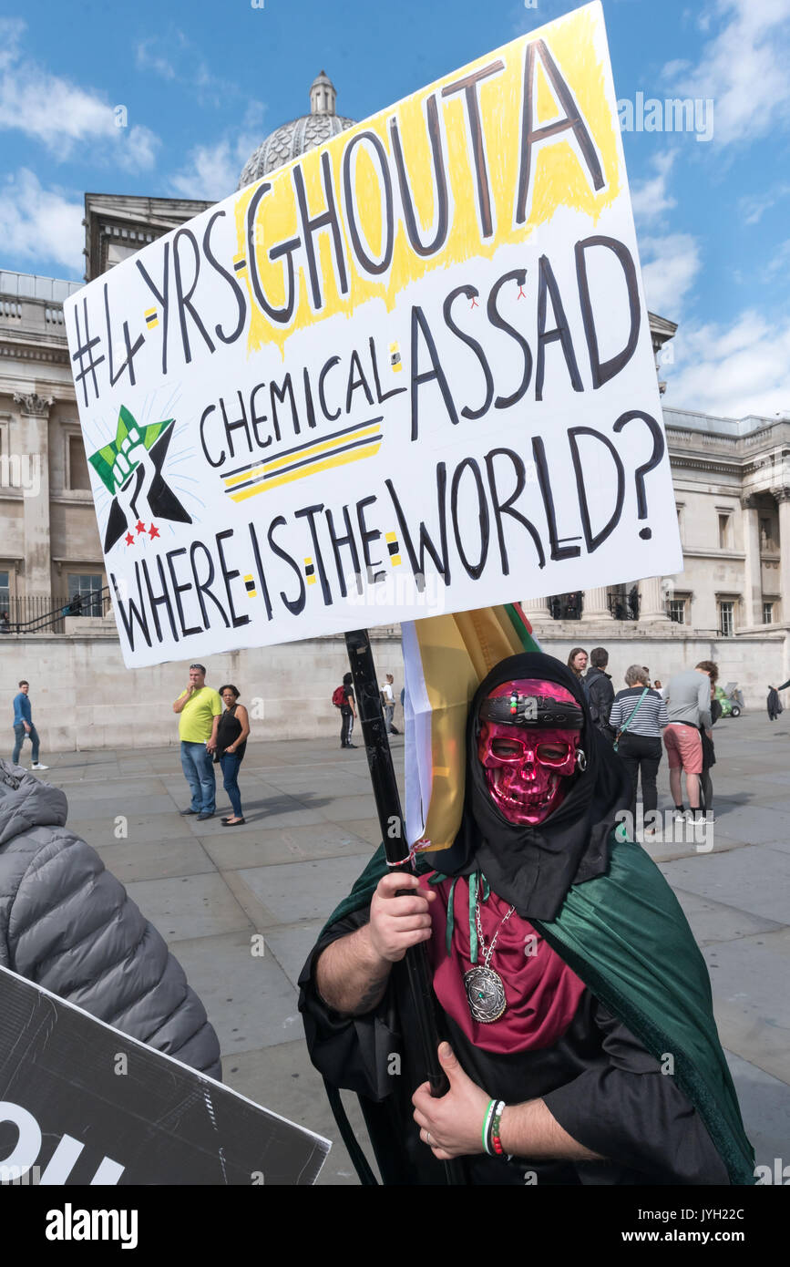 Londra, Regno Unito. 19 agosto 2017. Gli attivisti dalla Siria Campagna di Solidarietà contrassegnare il quarto anniversario del regime di Assad massa attacchi chimici in Ghouta con una manifestazione di protesta a Trafalgar Square. Gli attacchi su 21 Agosto 2013 da razzi che trasportano 1,000Kg mortali di gas nervino Sarin ucciso 1477 persone, quasi interamente i civili e feriti oltre 10.000 nelle città di Zamalka e Ein Tarma in Oriente Ghouta e Moadamiya in West Ghouta nella periferia di Damasco. Credito: Peter Marshall / Alamy Live News Foto Stock