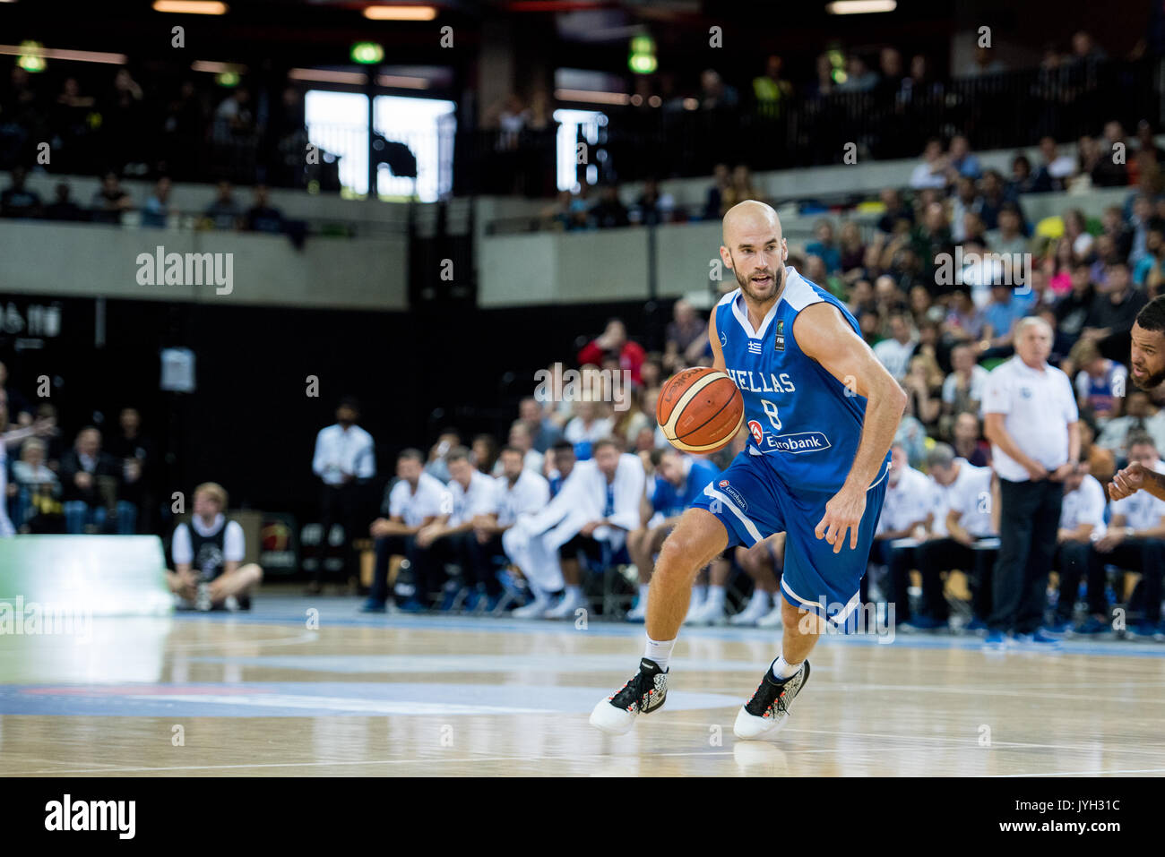 Londra, Regno Unito. 19 Ago, 2017. GB Uomini vs Grecia a scatola di rame Arena. La Grecia del Nick Calathes (08) portare la sfera verso il basso la corte. Credito: pmgimaging/Alamy Live News Foto Stock