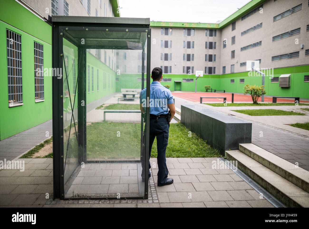 Un funzionario di correzzione in piedi in un rifugio nel cortile del Frankfurt I penitenziari in Frankfurt am Main, Germania, 08 agosto 2017. Foto: Frank Rumpenhorst/dpa Foto Stock