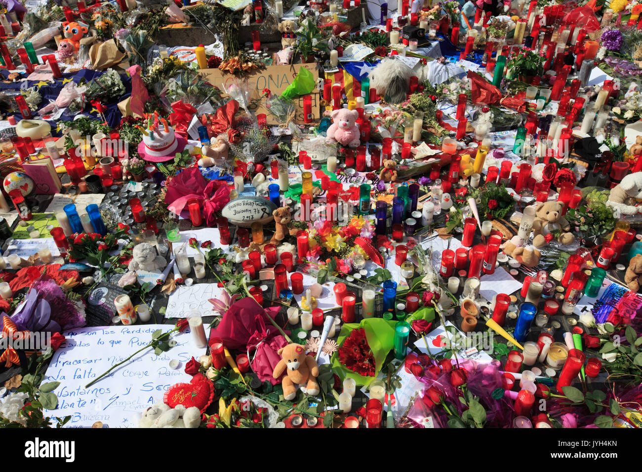 Barcellona, Spagna. 19 Ago, 2017. Giocattoli, fiori e candele sono collocati sul viale di lutto per le vittime di attentati terroristici nel Las Ramblas di Barcellona, Spagna, 19 Agosto, 2017. Il governo spagnolo ha deciso di mantenere il suo anti-terrorismo livello di allerta a 4 ma si sono impegnati a rafforzare le misure di sicurezza allo stesso tempo il ministero dell'interno detto sabato in una dichiarazione. Un totale di 14 incidenti mortali si sono verificati in due attacchi terroristici nella città spagnola di Barcellona e Cambrils che anche male circa 126 persone di 34 nazionalità diverse. Credito: Xu Jinquan/Xinhua/Alamy Live News Foto Stock