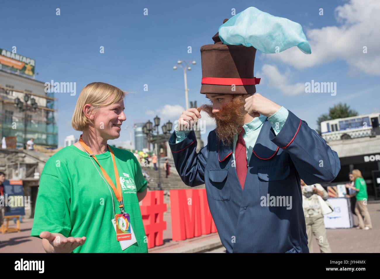 Ekaterinburg, Russia. 19 Ago, 2017. Un volontario e un attore reagire durante la celebrazione della città 294 anniversario di Ekaterinburg, Russia, 19 Agosto, 2017. La città di Ekaterinburg è stato istituito nel 1723. Credito: Wu Zhuang/Xinhua/Alamy Live News Foto Stock