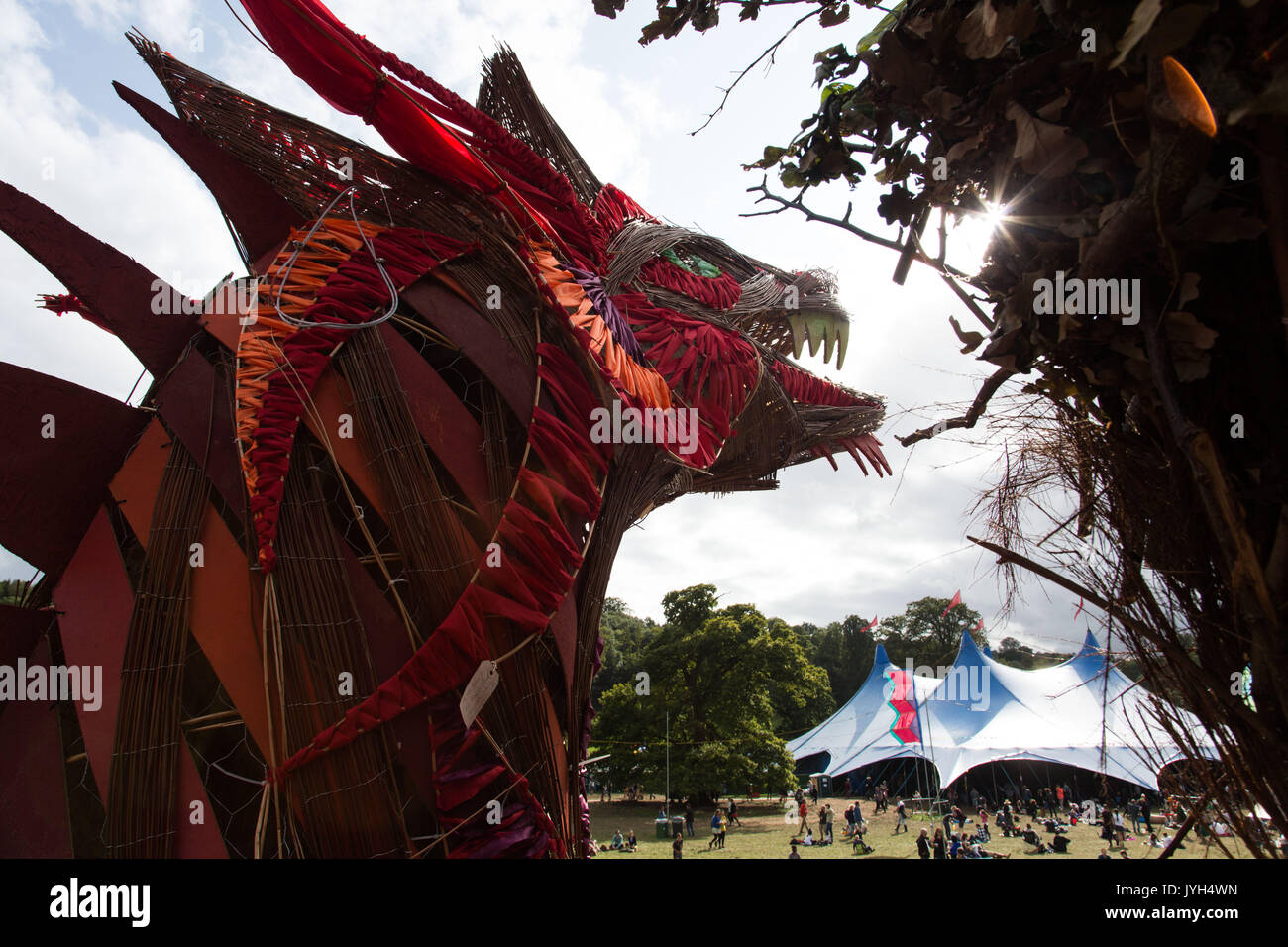 Glanusk Park, Brecon Galles, 19 agosto 2017. Giorno Due del Green Man festival di musica nel Brecon Beacons Montagne in Galles. Questo anno il gigante uomo di vimini è parte dragon. Credito: Rob Watkins/Alamy Live News Foto Stock