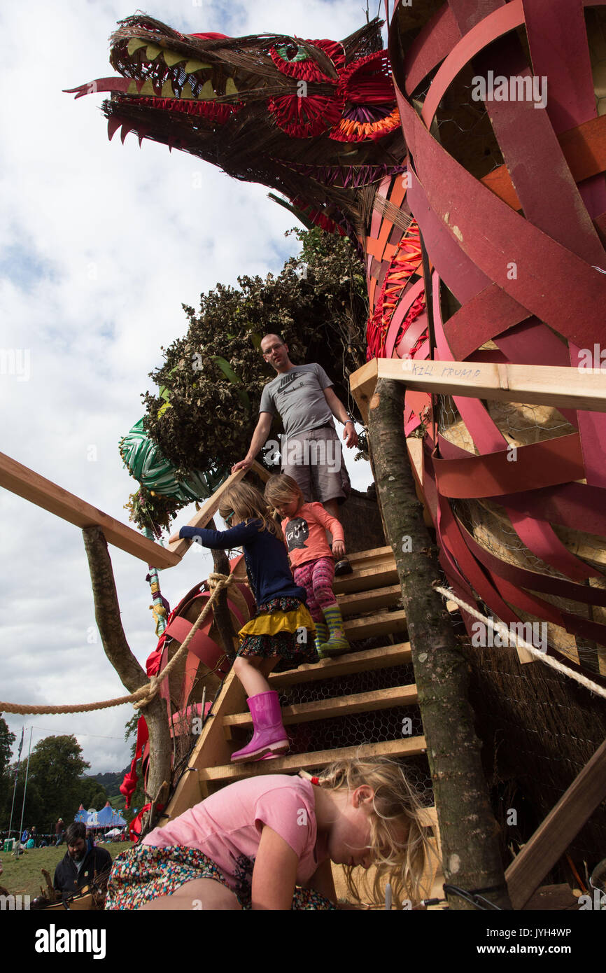 Glanusk Park, Brecon, Galles, 19 agosto 2017. Secondo giorno del festival musicale Green Man nelle Brecon Beacons Mountains in Galles. Il gigante Wicker Man di quest'anno è in parte un drago che le famiglie possono esplorare. Crediti: Rob Watkins/Alamy Live News Foto Stock